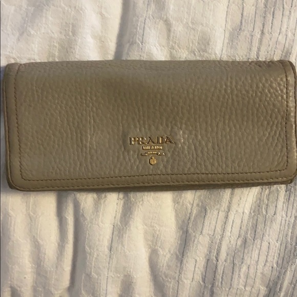 Prada saffiano wallet. - Picture 1 of 6